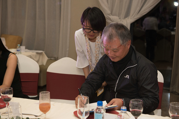 18 西塢鄉村馬術俱樂部董事會主席韓小京先生成功競拍知名藝術家、天星調良馬術馬主魏小明先生的《溫泉》雕塑作品，6萬元的競